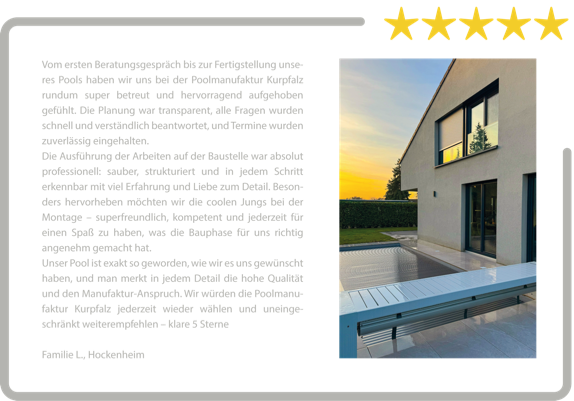 Ein Textblock mit einer Bewertung und fünf gelben Sternen links, daneben ein Foto eines modernen Hauses mit großen Fenstern und einem Pool im Vordergrund.